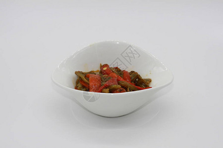 烤青椒和红椒碗图片