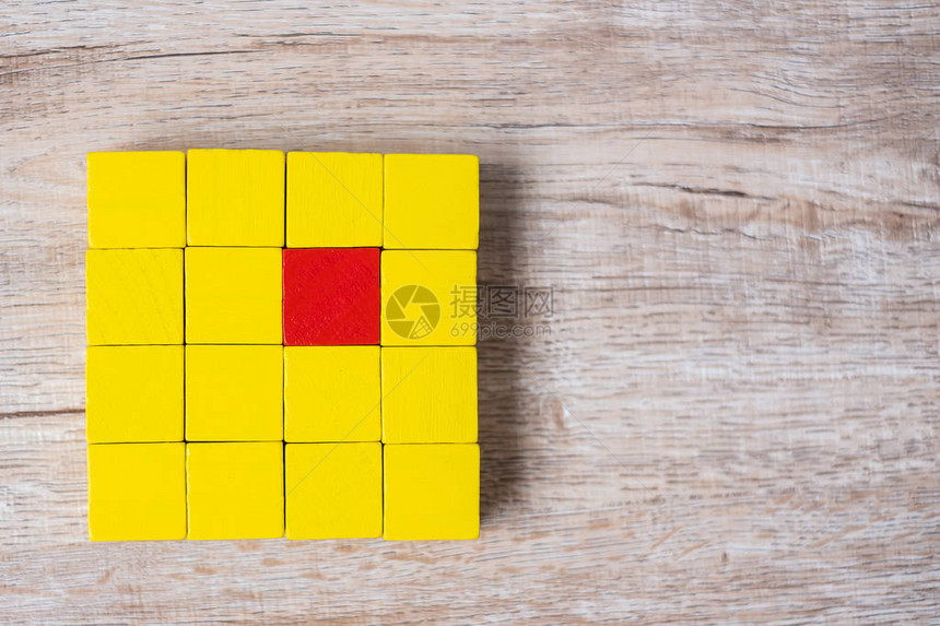 红色立方体块不同于黄色块的人群独特的领导者战略独立思考不同商图片