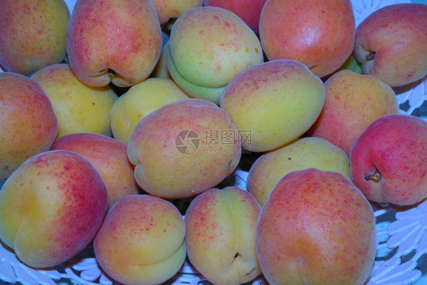 市场上的桃子盘子上的桃子新鲜成熟的桃子苹果和梨子图片