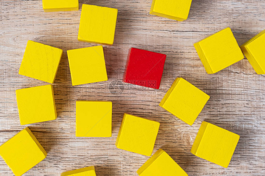 红色立方体块不同于黄色块的独特的领导者战略独立思考不同商图片