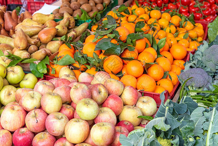 供市场销售的苹果橘子和其他水果和蔬菜图片