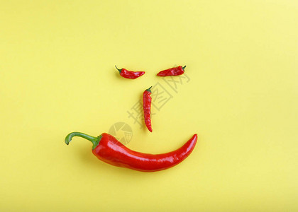 黄色背景的红辣椒图片