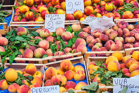 市场上出售的桃子和油桃图片
