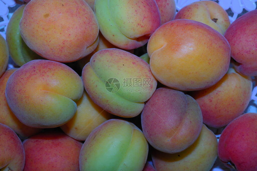 市场上的桃子盘子上的桃子新鲜成熟的桃子苹果和梨子图片