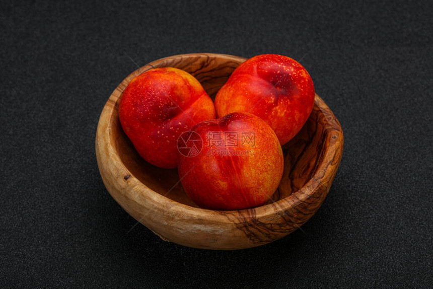 成熟甜鲜美红色油桃果实图片