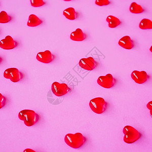 以粉红背景的心形糖果为心脏形状图片