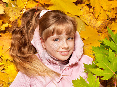 秋天橙叶的孩子户外的图片