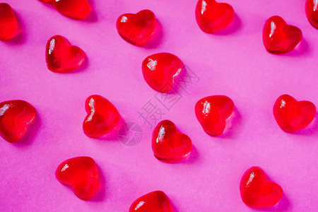 以粉红背景的心形糖果为心脏形状图片