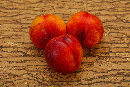 成熟甜鲜美红色油桃果实图片