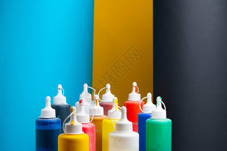 艺术家工作室的彩色丙烯酸漆管调色板为他的作品选择不同颜色的颜料创图片