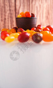 白色和木质背景的多彩樱桃西红柿创意设计漂图片