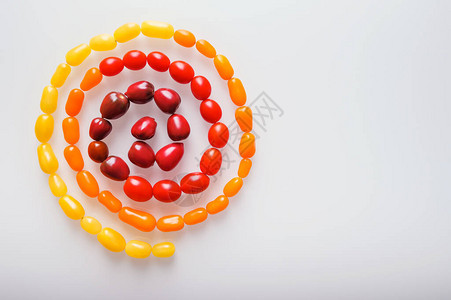 白色背景下各种彩色樱桃番茄的创意照片设计彩色樱桃番茄的图片