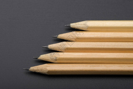 黑色表面上的铅笔铅笔的顶部铅图片