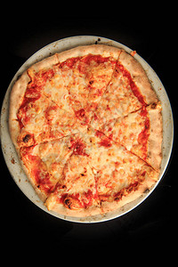 整个切片的四块芝士披萨和红番茄酱图片