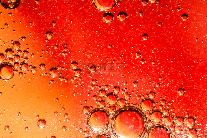 橙色和红色背景照明的水照明背景上的油这个迷幻图像中有许多气图片