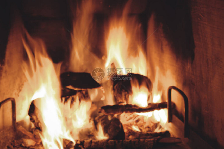 关闭在壁炉里燃烧的木柴图片