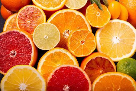 将各种柑橘类水果切成片图片