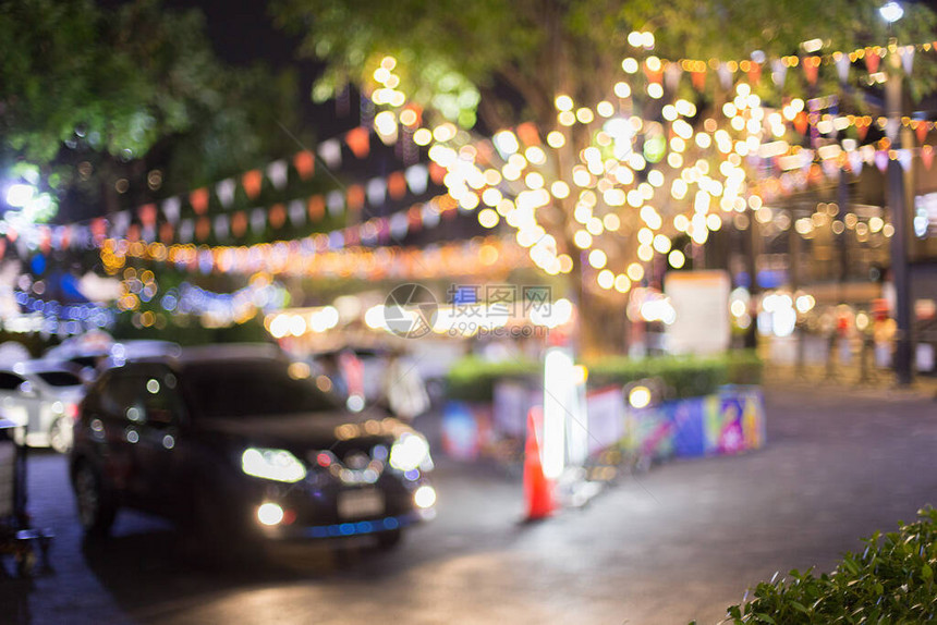 外门停车场一片模糊在节日期间夜装饰灯图片