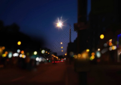 夜间城市的公路上街灯图片