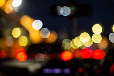 Bokeh城市夜间灯光照明背景的图片