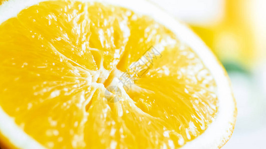 多汁的新鲜成熟橙子的特写图像切成两半图片
