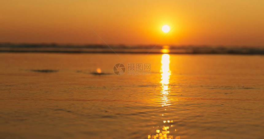 印度北果阿美丽的日落在阿姆布尔海滩模糊的图像班图片