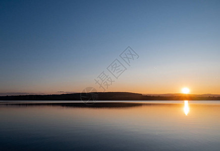 日落时间的美丽的湖波兰图片