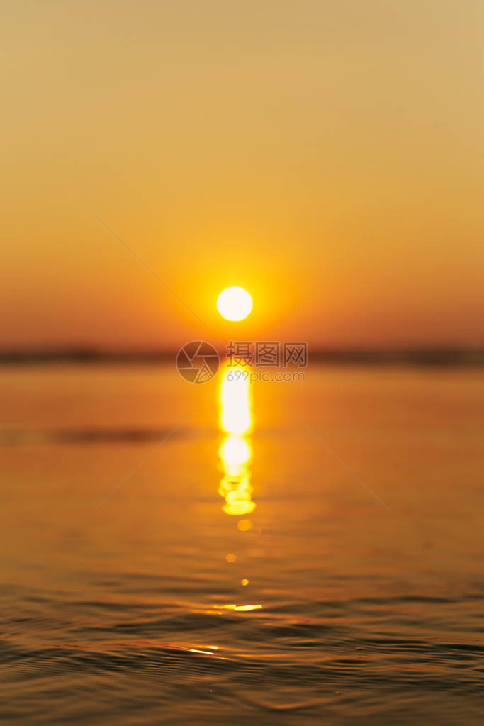 印度北果阿美丽的日落在阿姆布尔海滩图片