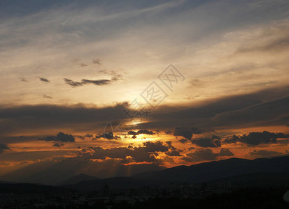 美丽的金色夕阳天空景观图片