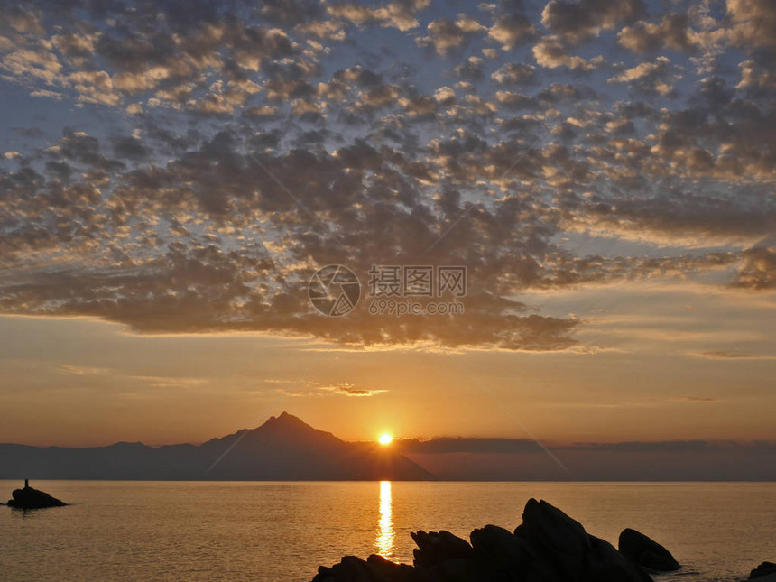 海上和山上的日出图片