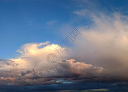 黎明时分神秘的五彩云朵图片