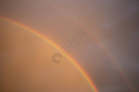 加州暴风雨过后天空中出现双彩虹背景图片