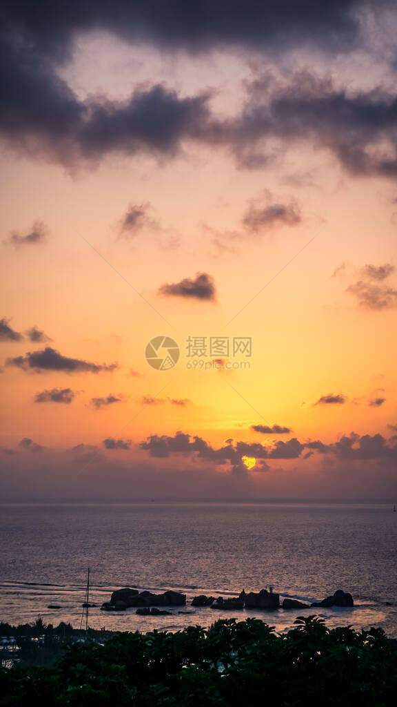 太阳下山时的海景图片