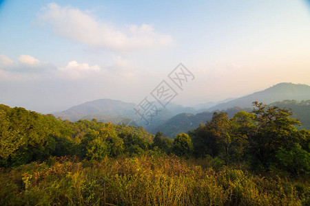 自然景观山峰日出云彩多图片