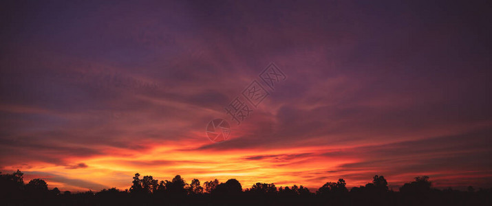 红色和橙色的日落天空背景图片
