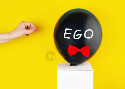 黑色气球和文字的黑气球Ego在上面图片