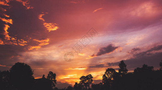 红色和橙色的日出天空背景图片