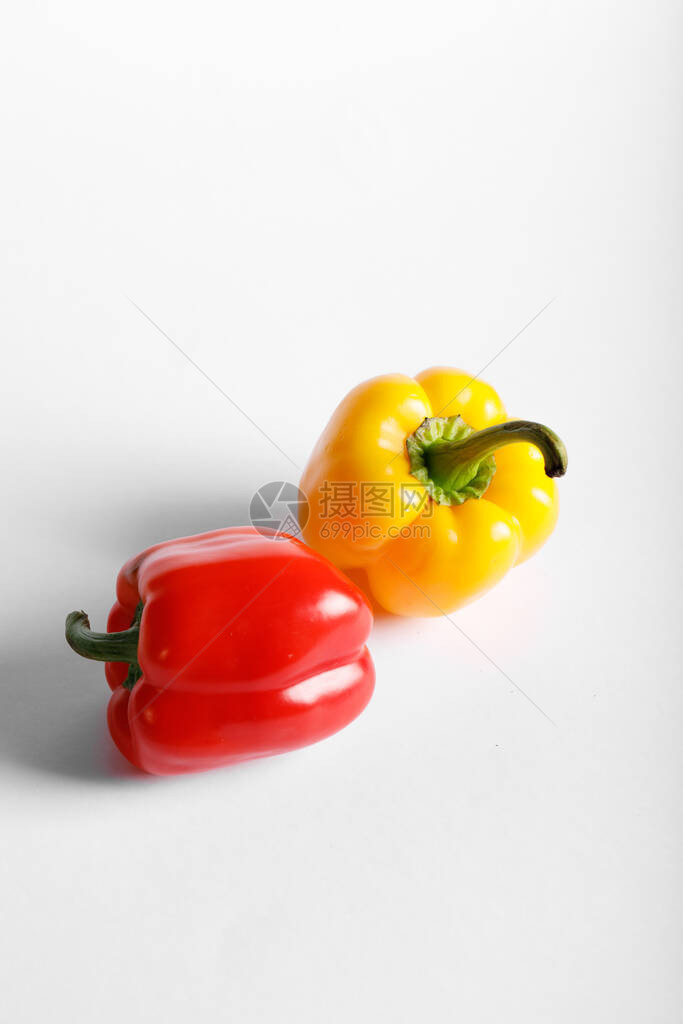 红色和黄色的甜椒顶视图图片
