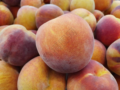 市场背景和质地中的桃子堆图片