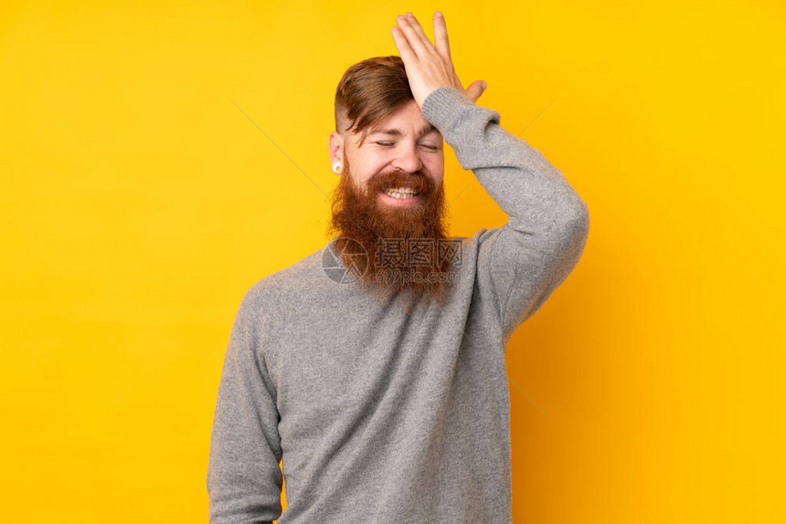 长胡子长胡子的红头人与孤立的黄色背景相隔绝图片
