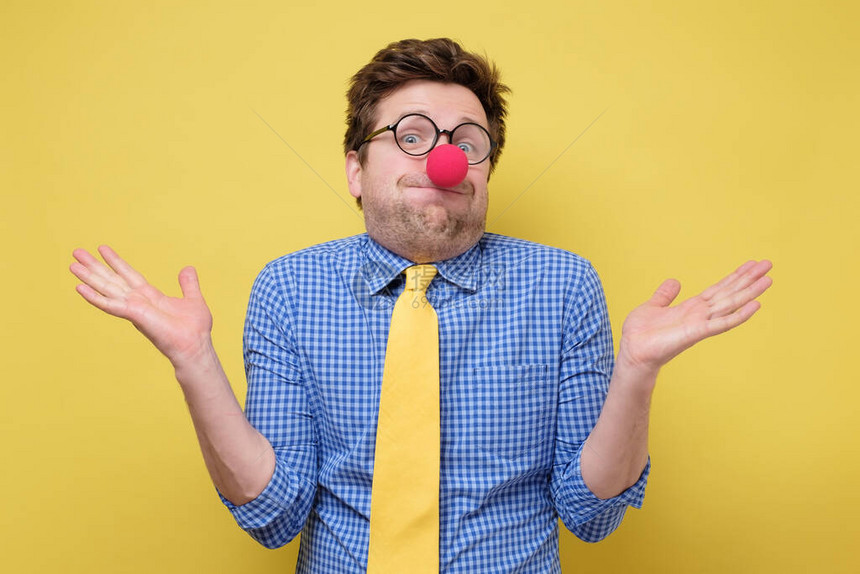 红鼻子和黄领带的小丑男青年图片