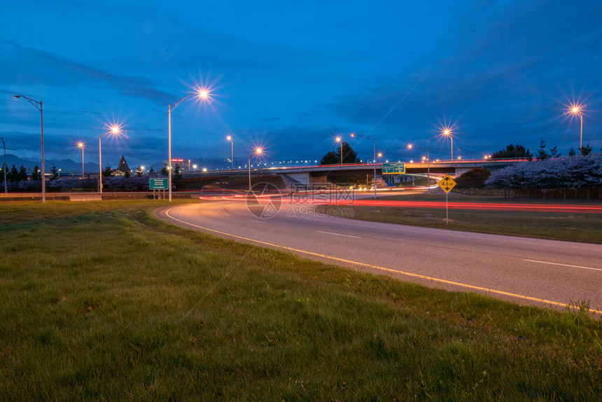 深夜对公路的反面光照摄影加拿大不列颠哥图片