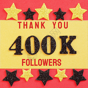 400K追随者红色和金色背景上带有黑色闪亮数字的消息图片
