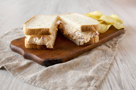 美味自制的Pimmento奶酪三明治和薯片在生锈木板上图片
