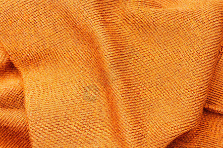 用聚酯和丙烯酸织物材料制成的褶皱亮砖橙色现代时尚和时尚帽子质地的特写图片
