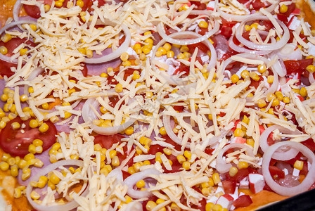西红柿鸡肉玉米蟹棒和奶酪披萨图片