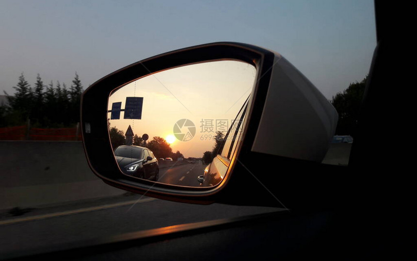 日落时分开车旅行后视镜图片