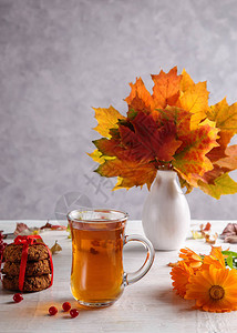 金盏花和饼干的秋茶图片