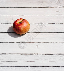 一只红苹果躺在白色木头背景上新鲜苹果收背景图片