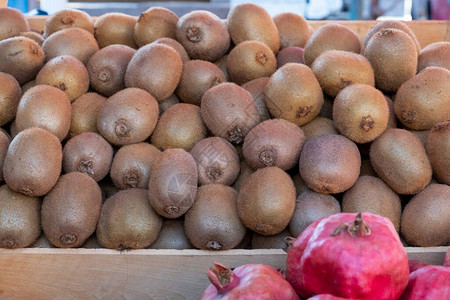 盒子里的新鲜猕猴桃大果实在市场上出售农作物天然健康富含维生素的食图片
